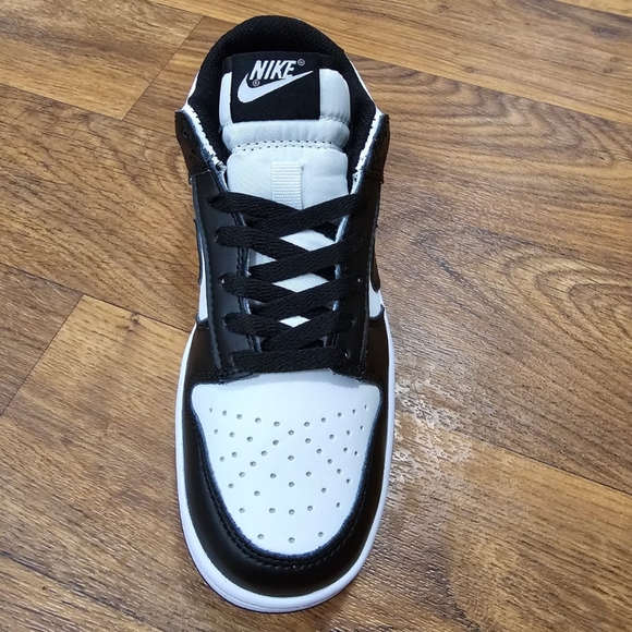 Nike Panda Dunks - Picture 8 of 10